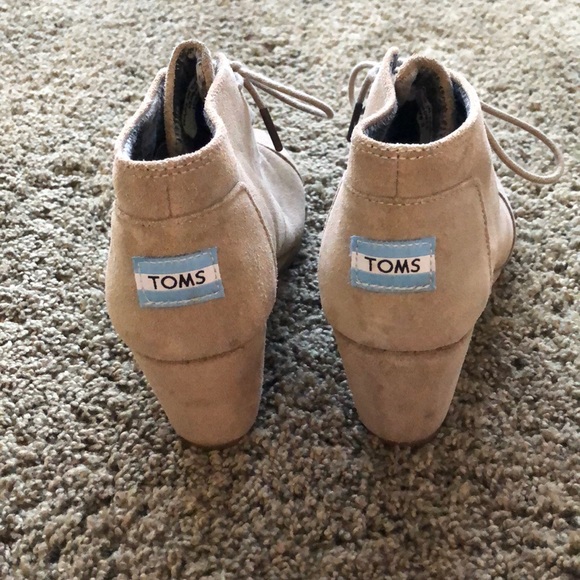 Light worn Toms Desert wedge. 6 1/2 - Picture 2 of 4